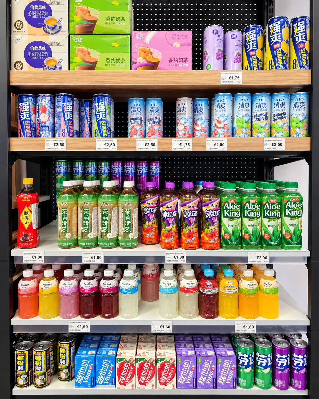 Scaffale di bevande asiatiche: tè, succhi, aloe vera e bibite