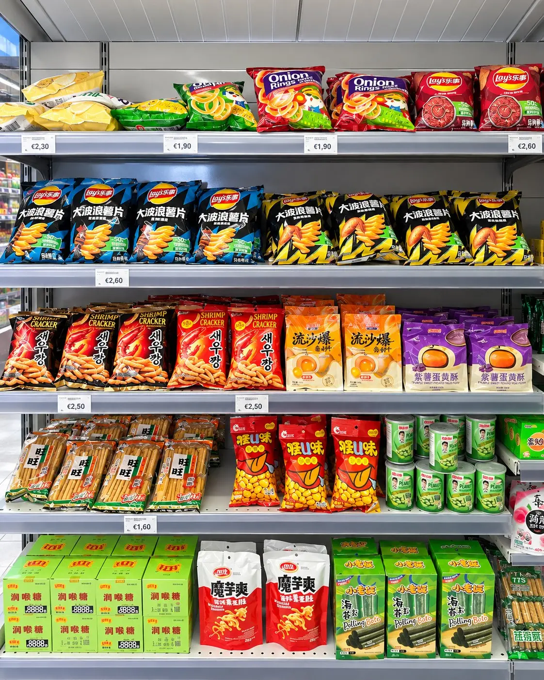 Scaffale di patatine e snack salati asiatici, con le Lay's ai gusti cinesi