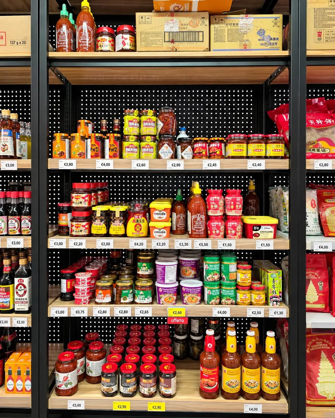 Scaffale di salse asiatiche: sriracha, salsa di soia e salse piccanti